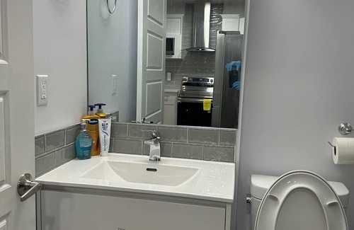 Evanston House | A Clean One Bedroom Seconday Suite
