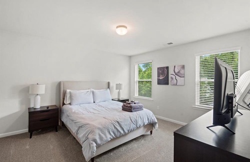 South Salisbury House | Pet Friendly 4 Bedroom in Salisbury!
