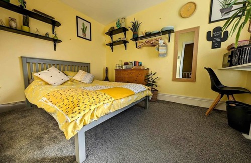 Newhaven House | Cosy Double Bedroom TV, microwave and breakfast of cereal & toast, tea & coffee