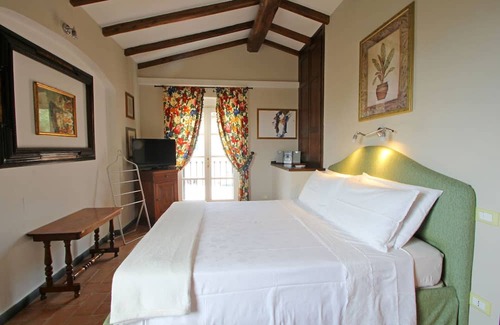 Ortonovo House | Stunning villa for 4 people with hot tub, A/C, sauna, WIFI, TV, terrace, panoramic view and par...