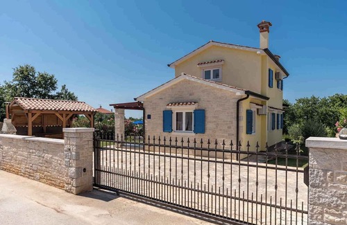 Nova Vas Villa | Villa with pool and air conditioning