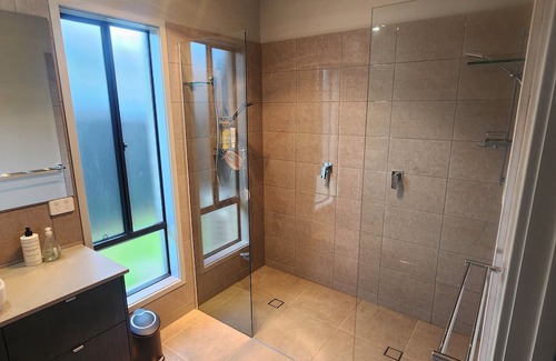 Ballina House | Modern Guest Suite A/C, spa, walk to shops, airport, cinema, restaurants, creek.