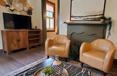Lebanon House | Charming historic duplex within walking distance of quaint downtown attractions