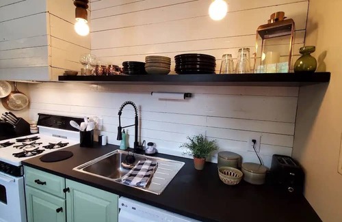 Lebanon House | Charming historic duplex within walking distance of quaint downtown attractions