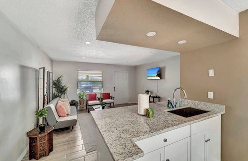 Bayou Oaks House | 2 king beds, large yard, laundry