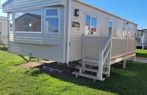 Tunstall Ski Chalet | Budget 3-Bed Caravan in Tunstall, Hull