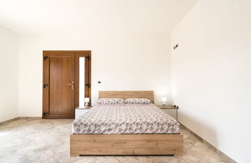 Loculi Apartment | Studio Apartment 'Appartamento 2' with Mountain View, Wi-Fi and Air Conditioning