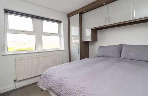 Colne Cottage | 5 EMMOTT COURT, family friendly, with a garden in Laneshawbridge