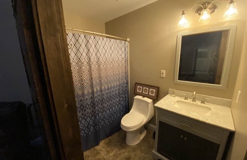 McComb Apartment | Executive/Corporate Short Term 1950’s Art Deco Classic