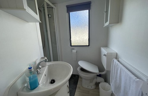 Clacton-on-Sea House | 6 berth caravan at Valley Farm Holiday Park nearby Clacton-on-Sea ref 46728V