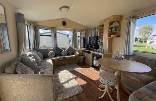 Clacton-on-Sea House | 6 berth caravan at Valley Farm Holiday Park nearby Clacton-on-Sea ref 46728V
