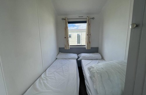 Clacton-on-Sea House | 6 berth caravan at Valley Farm Holiday Park nearby Clacton-on-Sea ref 46728V