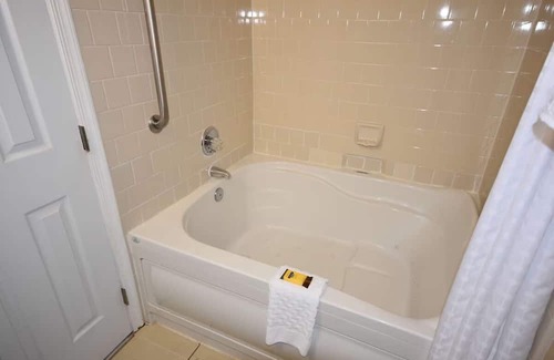 North Chesterfield House | Premier Stay Experience – Upgraded Beverages & Comfortable Beds