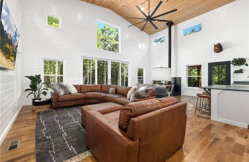 Combs House | Luxury Cabin nestled in the Ozark Mountains.