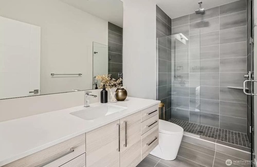 North Beacon Hill House | Cozy 2 Bed 2 Bath! Perfect sized townhome w/ rooftop, unleashing scenic views.