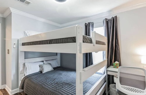 New Tampa Apartment | Paradise Palms-Cali King Beds-EV ChargersAvailable