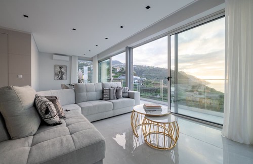 Calheta House | Holiday Home 'Luxury Villa Pérola' with Sea View, Wi-Fi and Air Conditioning