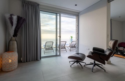 Calheta House | Holiday Home 'Luxury Villa Pérola' with Sea View, Wi-Fi and Air Conditioning