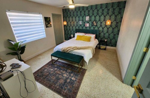 Clearwater Apartment | Newly Renovated Place 8 Min from CLWR Beach!