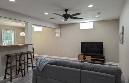 Paw Creek Apartment | 8 minutes to Whitewater Center. Cozy Modern Apartment