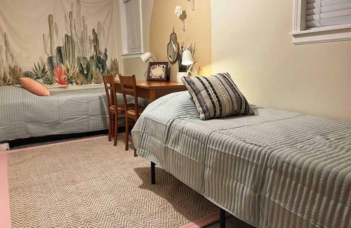 Wrightwood Neighbors Condo | 7B/3BA Private Unit in Lincoln Park near Wrigley