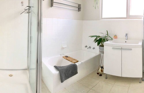 Hawthorn Apartment | Beautiful 2BR Scotch-Hill retreat in leafy Hawthorn (4km to MCG, 6km to CBD)