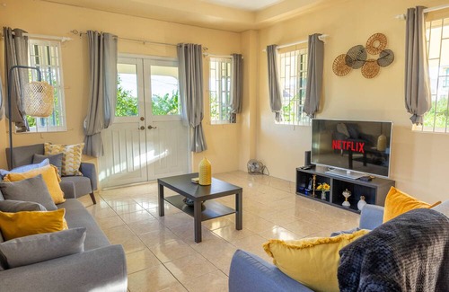 Kingstown House | Pierocks Highgate Entire house Free Parking and WI-FI