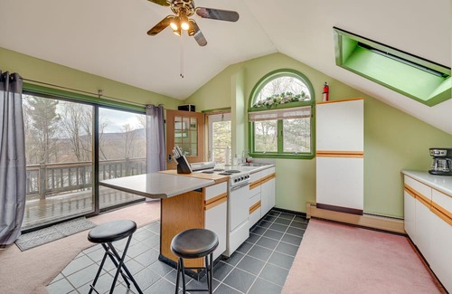 Bennington Apartment | Charming Bennington Studio w/ Deck & Mountain View