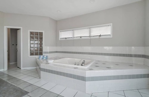 Cottage Line Apartment | Beachhouse Penthouse with a Pool!