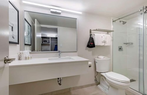 Rockville House | Contemporary Suite: Outdoor Pool and Easy I-270 Access