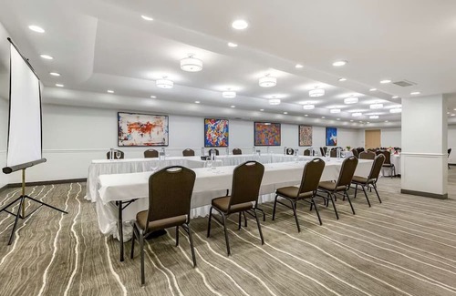 Rockville House | Contemporary Suite: Outdoor Pool and Easy I-270 Access