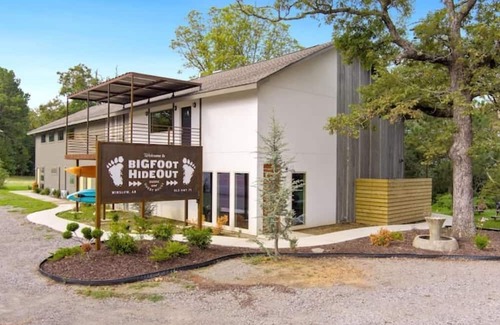 Mountainburg House | Bigfoot Hideout - Hotel amenities with a social vibe! Almasty room #3