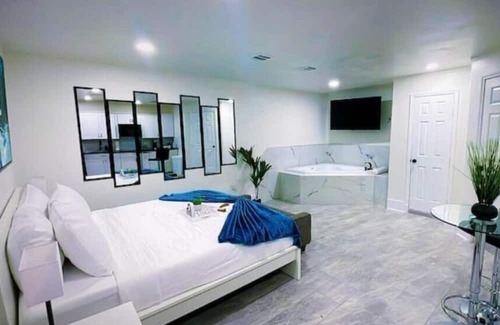 Houston Apartment | Luxury Studio-Apt w/ Jacuzzi 8 mi from IAH