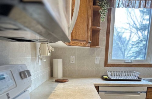 Regina House | Cozy 201-room in welcoming Regina with WiFi, AC at Shannon Rd& Deergrove Crt
