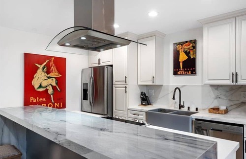 Sawtelle Condo | Cozy & Serene Brentwood Luxury Condo - 82 Walk Score -Pool/Spa