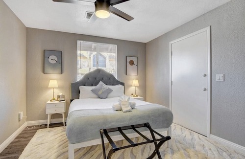 Spanish Trails Villa | Elegant 8BR Home w/ Pool and Spa I 31 nights min stay I