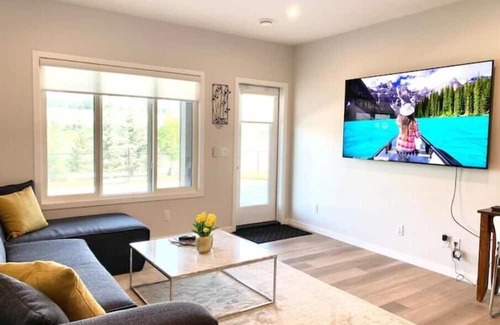 Keith Apartment | Scenic Waterfront Guest Suite, near Banff & Ski
