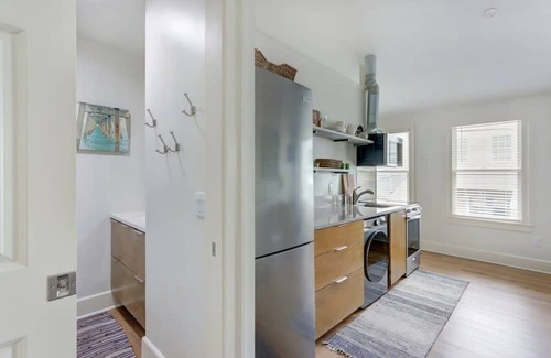 Kayton - Frazier Area Apartment | The Nest on Duffy Lane, Fresh | Modern | Parking