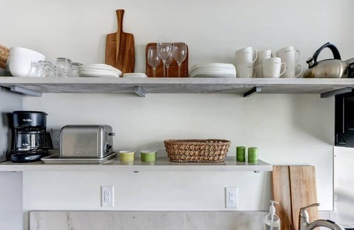 Kayton - Frazier Area Apartment | The Nest on Duffy Lane, Fresh | Modern | Parking