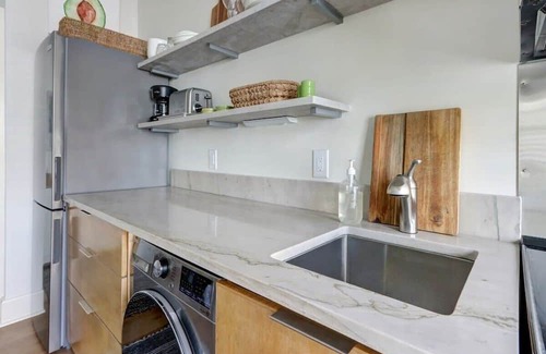 Kayton - Frazier Area Apartment | The Nest on Duffy Lane, Fresh | Modern | Parking