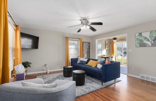 Lee's Summit House | Charming Home <1mile From Downtown Lees Summit