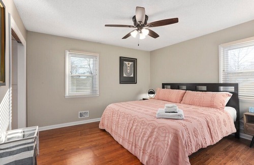 Lee's Summit House | Charming Home <1mile From Downtown Lees Summit