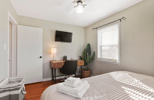 Lee's Summit House | Charming Home <1mile From Downtown Lees Summit