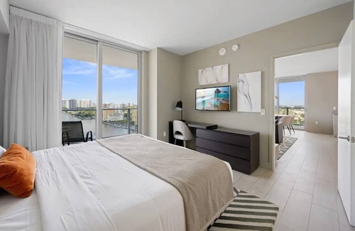 Hollywood South Central Beach Apartment | 253C) 3 bedroom with ocean view!