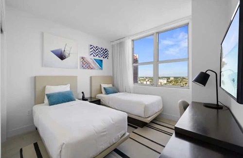 Hollywood South Central Beach Apartment | 253C) 3 bedroom with ocean view!