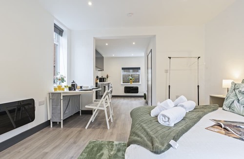Giltbrook Apartment | The Green Studio | Free Parking | Long Term Bookings