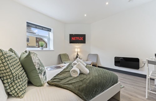 Giltbrook Apartment | The Green Studio | Free Parking | Long Term Bookings