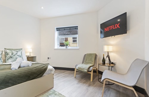 Giltbrook Apartment | The Green Studio | Free Parking | Long Term Bookings