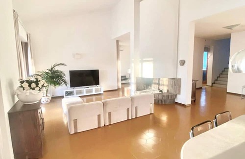 Pietrauta Villa | Centrally located villa in lush grounds and gardens with exclusive pool.
