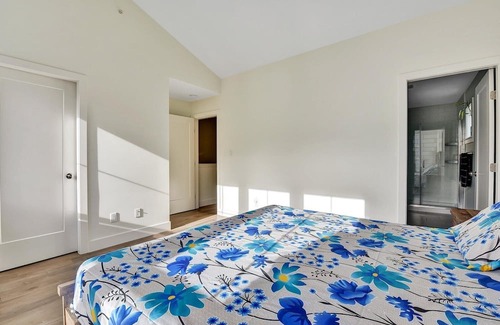 Sardis House | Minutes away from Vedder river, trails & parks, this 3 bed + den home is purfect